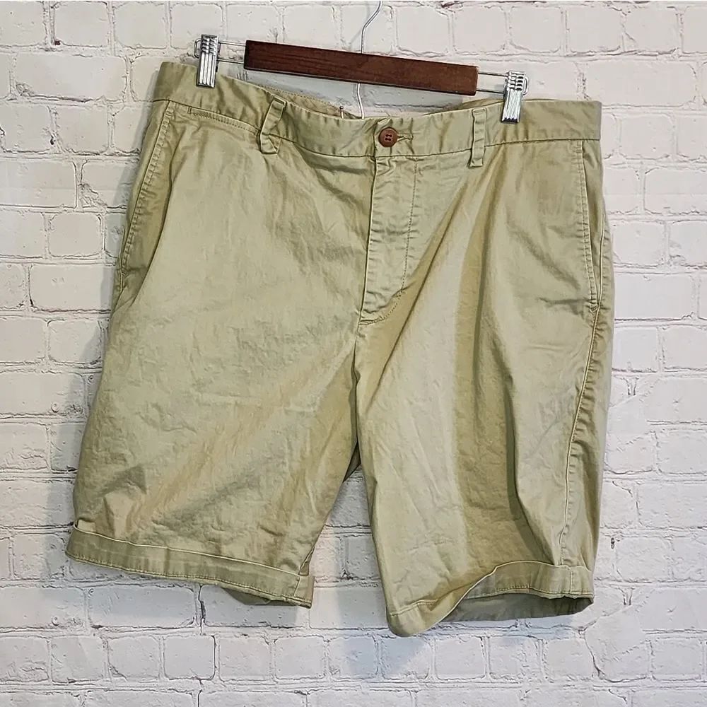 Men's Tommy Bahama flat front khaki shorts, size 38